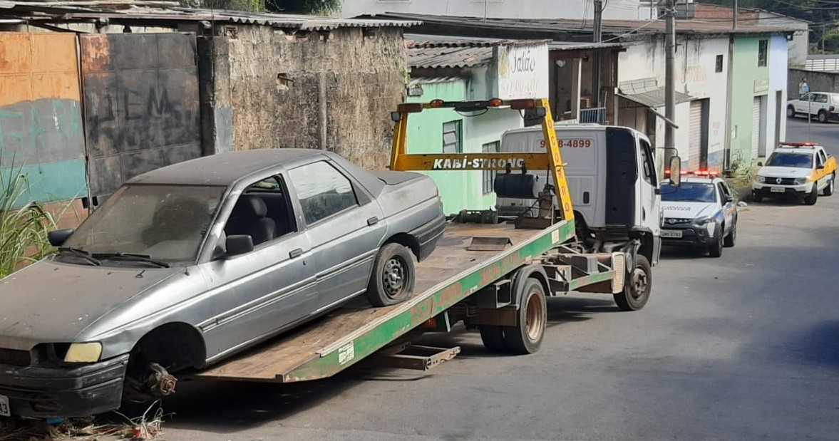 Começa a remoção de veículos abandonados para o pátio do Detran